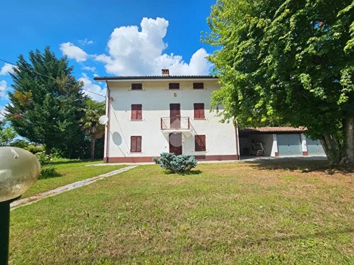 Casa con 7 locali in vendita in Corso Acqui, Nizza Monferrato