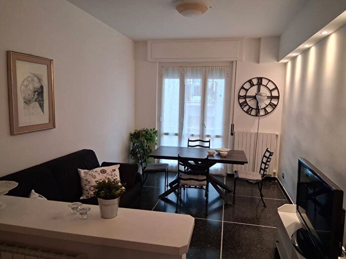 Appartamento quadrilocale in affitto in Via dei Conti Vacca, Centro, Finale Ligure