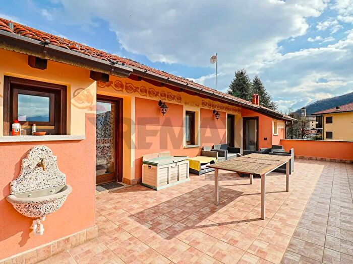 Appartamento trilocale in vendita in Piazza Bernardino Luini, Dumenza