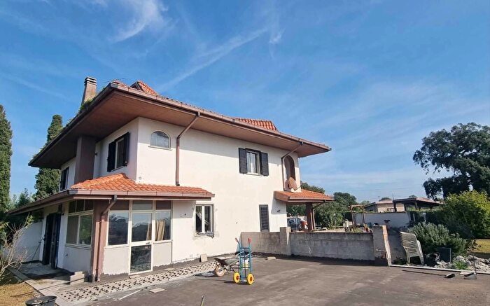 Casa trilocale in vendita in Via Campo Jemini, Pomezia