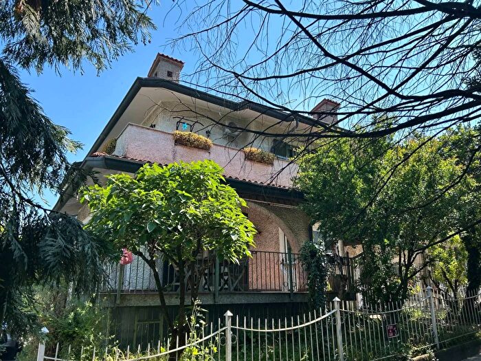 Appartamento trilocale in vendita in Via Giuseppe Garibaldi Carnate, Carnate