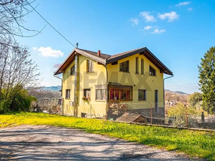 Casa con 9 locali in vendita in Via Cavour, Caravate