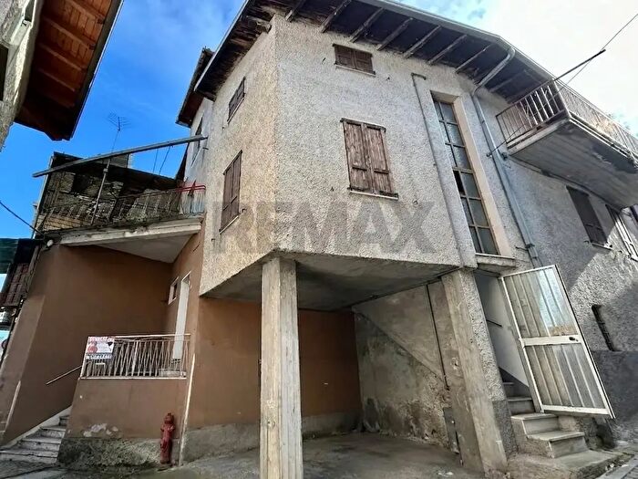 Casa con 8 locali in vendita in Artogne