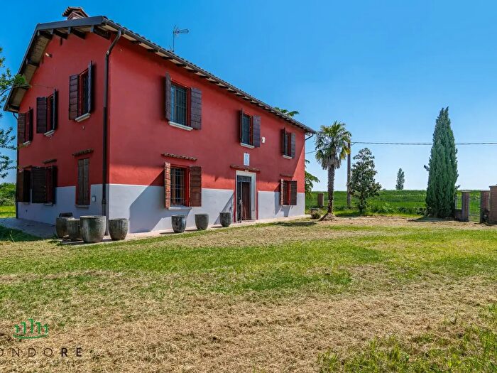 Casa con 6 locali in vendita in Via Cacciatori, Crevalcore