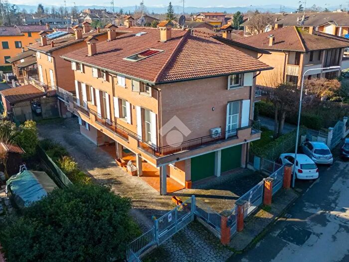 Casa con 9 locali in vendita in Villa Abbinata Via Fratelli Gastinelli, Reggio Emilia