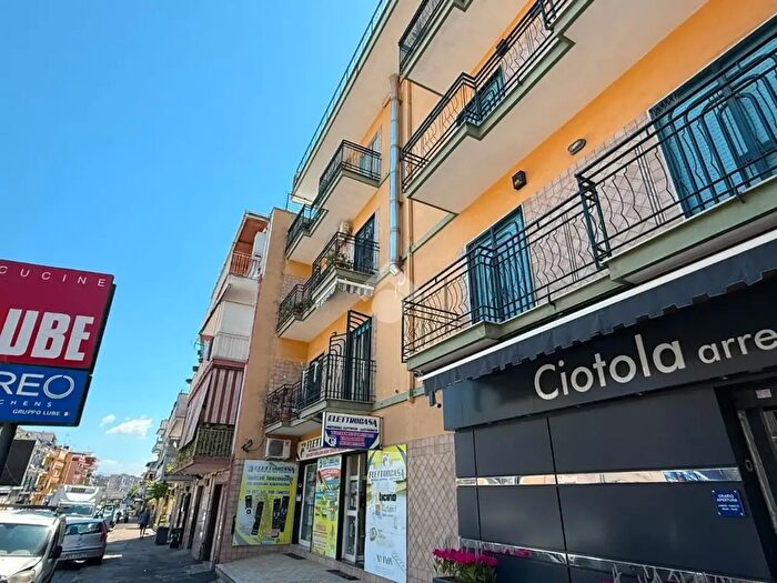 Appartamento trilocale in affitto in Via Giovanni Antonio Campano, Napoli