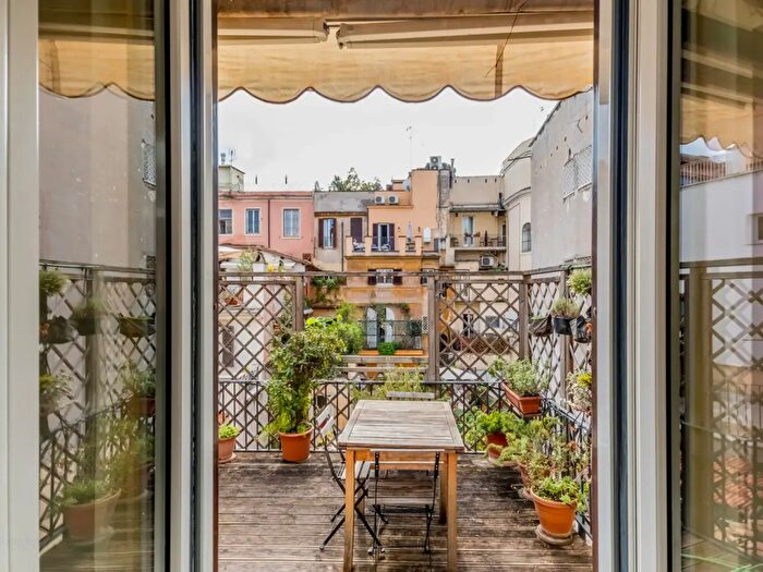 Appartamento con 6 locali in vendita in Via degli Avignonesi, Roma