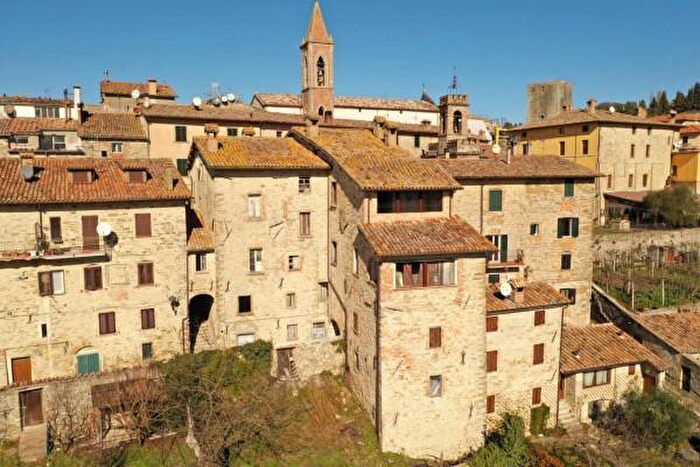 Casa con 6 locali in vendita in Pietralunga