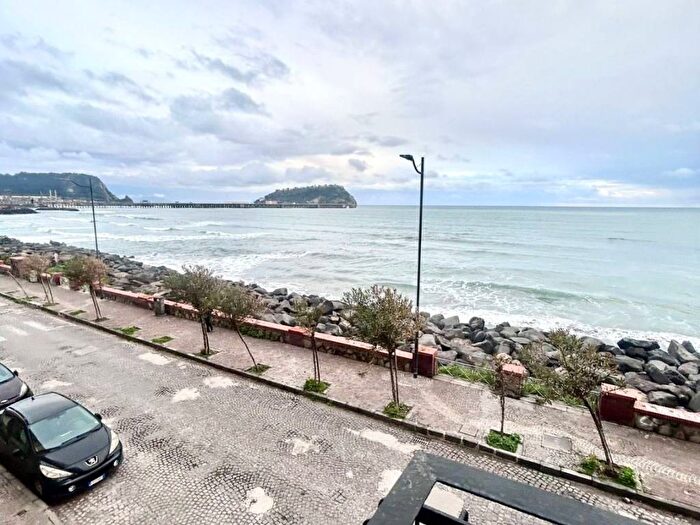 Appartamento trilocale in affitto in Via Napoli, Lungomare, Pozzuoli