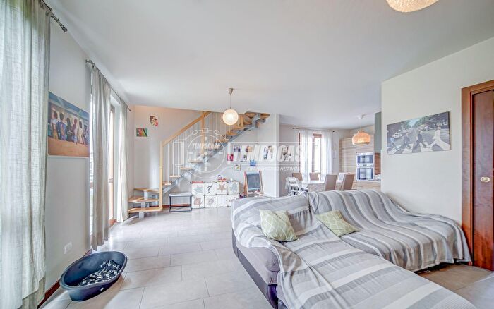 Appartamento quadrilocale in vendita in Via Giovanni Pascoli, Samarate