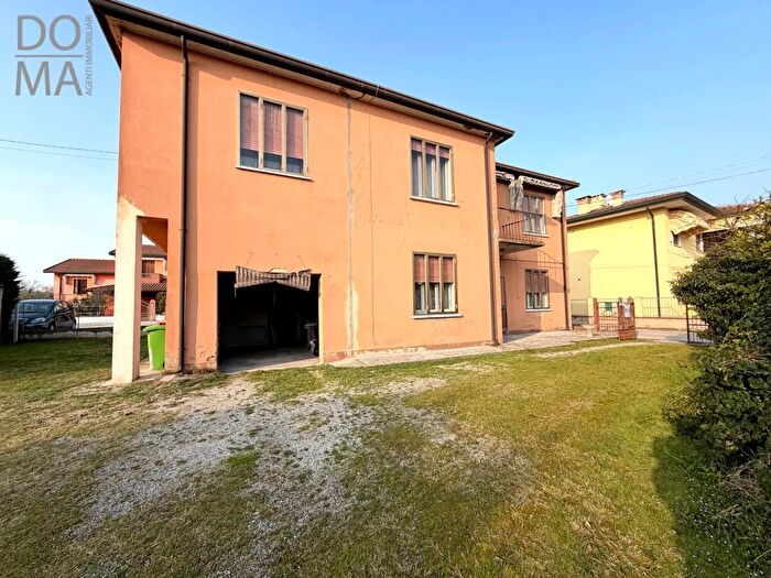 Casa con 5 locali in vendita in Porto Viro