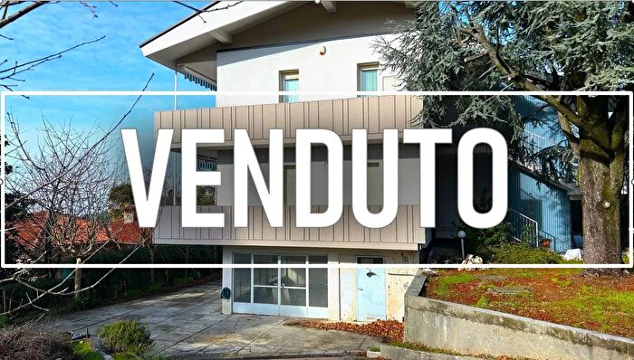 Casa quadrilocale in vendita in Via Alta Collina Montevecchia, Montevecchia