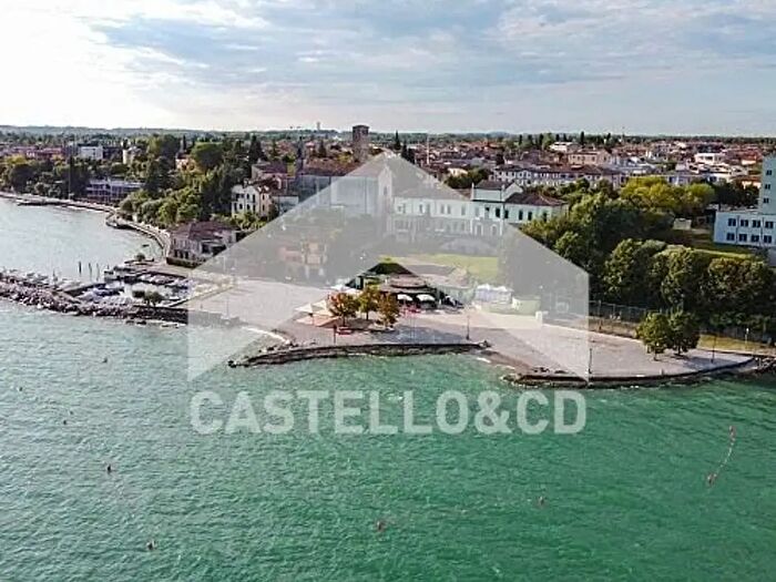 Appartamento trilocale in vendita in Via Giulio Cesare, Desenzano Del Garda