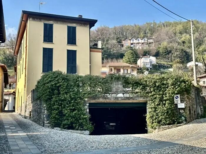 Casa con 13 locali in vendita in Via Roma, Proserpio