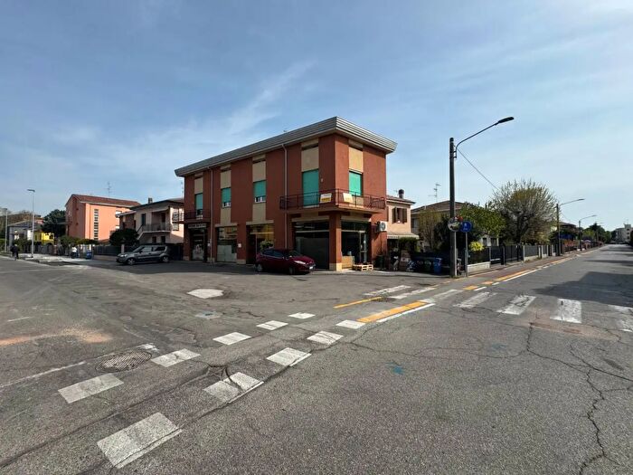 Appartamento con 6 locali in vendita in Via Piave, Mirandola