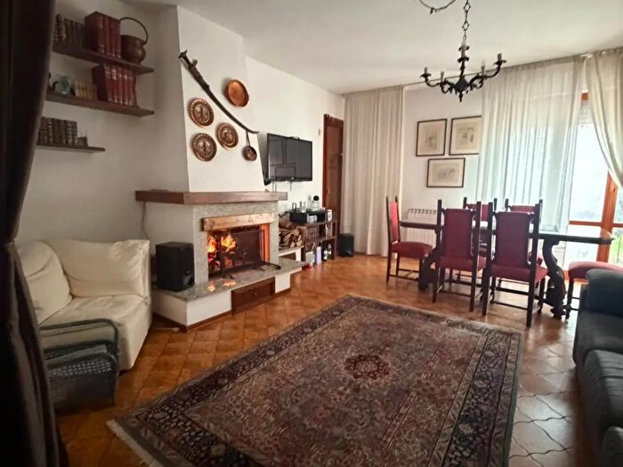 Appartamento con 5 locali in vendita in Carrara