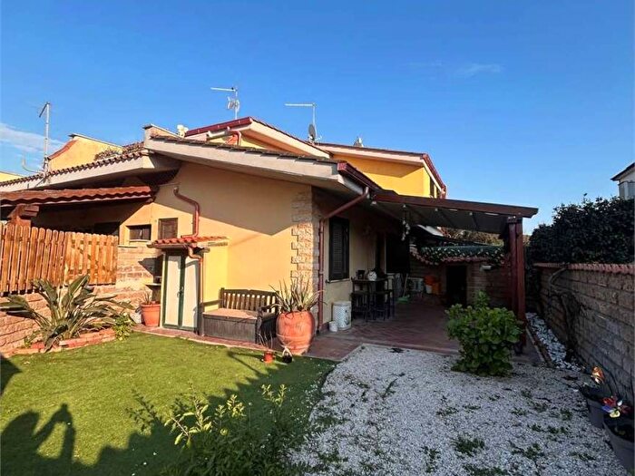 Casa trilocale in affitto in VIA LAGO DI COMO A, Campo Ascolano Villaggio Tognazzi, Pomezia