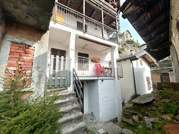 Casa trilocale in vendita in Via Montebello, Cossogno