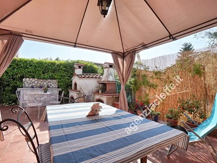 Casa con 6 locali in vendita in Massa