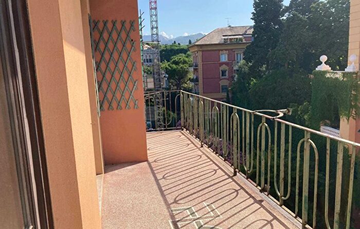 Appartamento con 8 locali in vendita in Via Trento, Genova