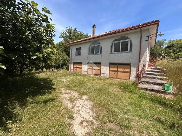 Casa quadrilocale in vendita in Via Vecchia Sferracavallo, Atina