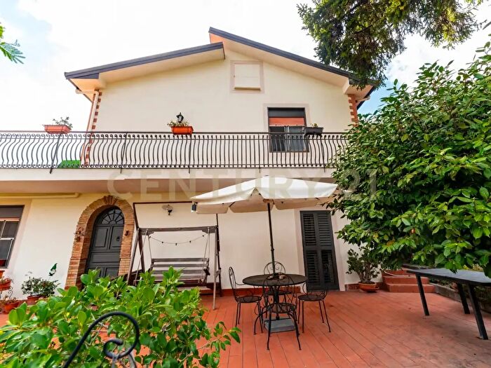 Casa con 7 locali in vendita in Nicolosi