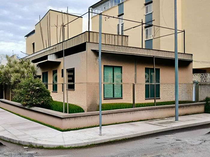 Casa con 10 locali in vendita in Via Raffaele Paolucci, Palermo