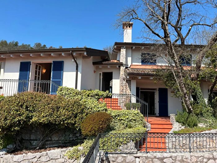 Casa con 6 locali in vendita in Via dellOsservatorio, Medea