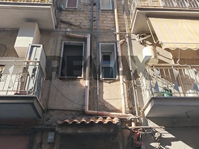 Appartamento con 6 locali in vendita in Via Legnano, Gela
