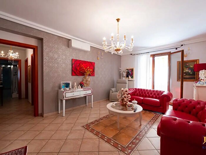 Appartamento con 6 locali in vendita in Via Piero Calamandrei, Vittoria