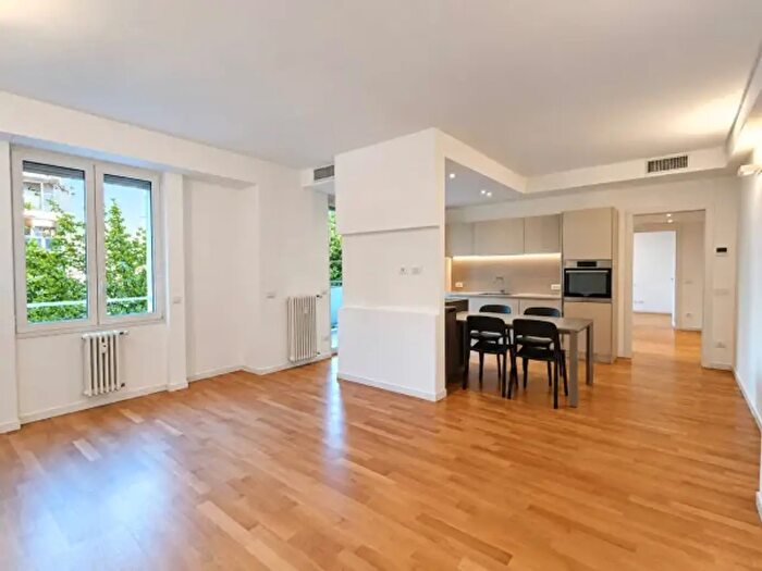 Appartamento trilocale in affitto in Via Alcuino, Milano