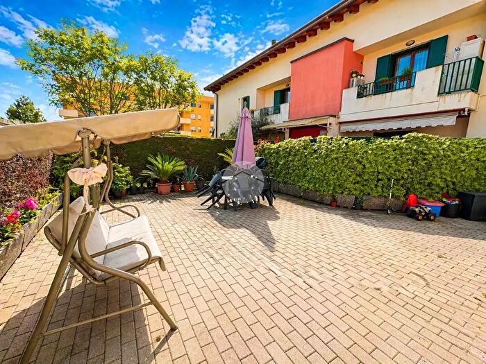 Appartamento trilocale in vendita in Via Santa Chiara, Vigonza