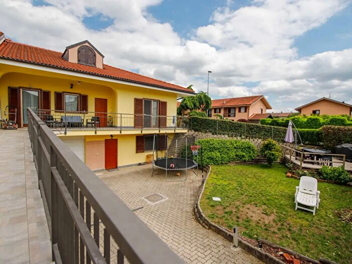 Casa con 7 locali in vendita in Foglizzo