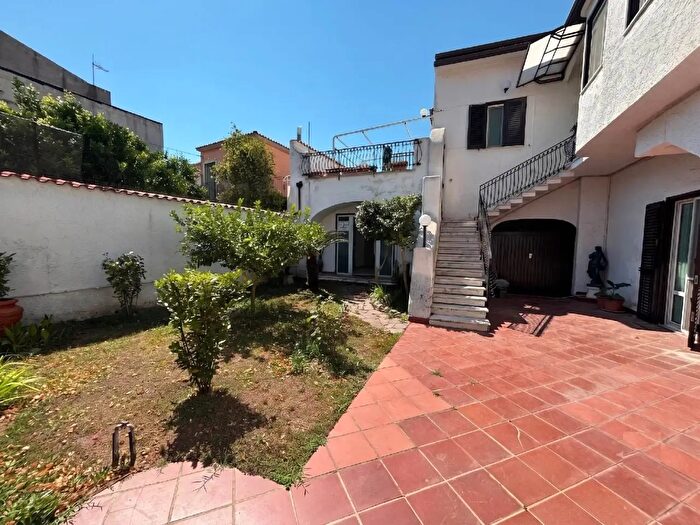 Casa con 9 locali in vendita in Via Campanile, Mondragone