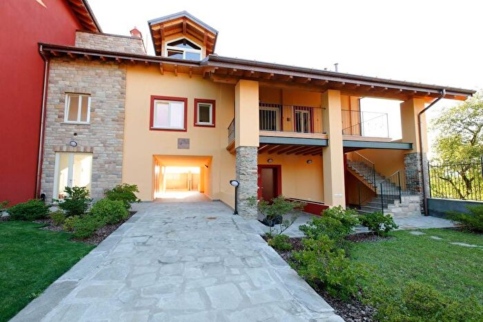 Appartamento trilocale in affitto in Via della Camelia, Capronno, Angera