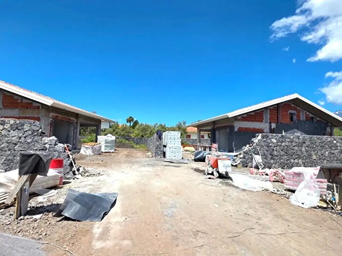 Casa con 7 locali in vendita in Pedara