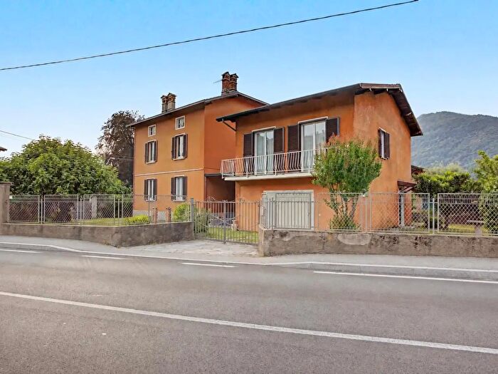 Casa con 18 locali in vendita in Via Vittorio Veneto, Cuvio