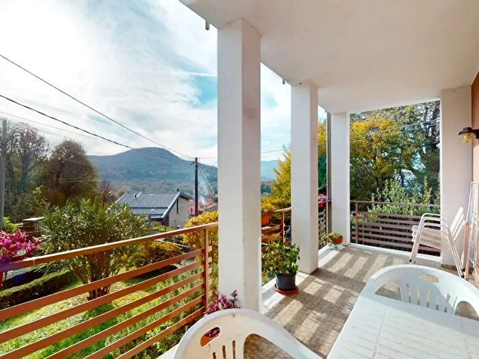 Casa con 8 locali in vendita in Cunardo