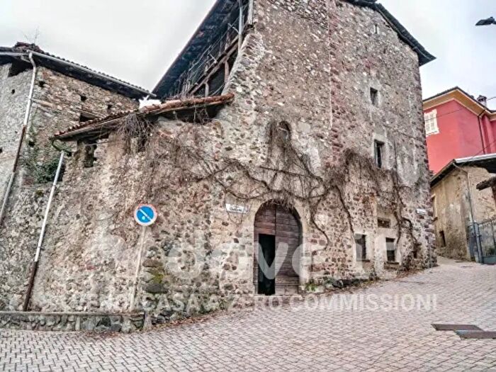Casa con 6 locali in vendita in Piazza Cadorna, Primaluna