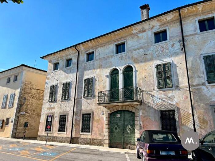Casa con 6 locali in vendita in Piazza Mercato, Valvasone Arzene
