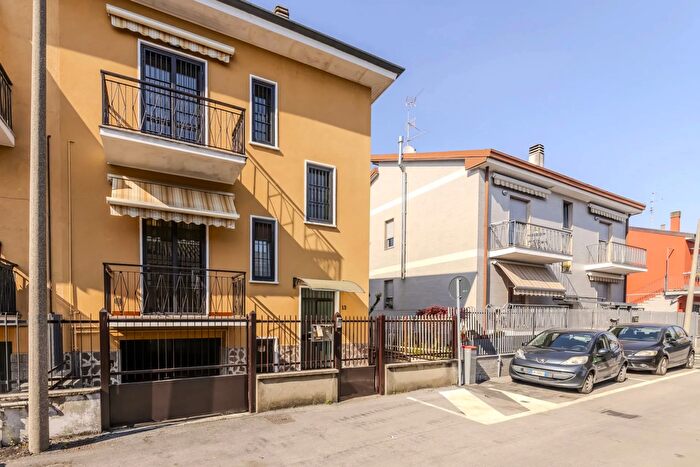 Casa con 5 locali in vendita in Bollate