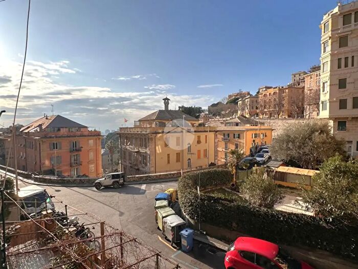 Appartamento con 6 locali in vendita in Via Ameglia, Genova