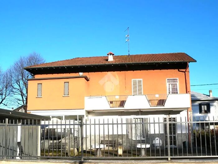 Casa con 6 locali in vendita in Via Ottolini, Origgio