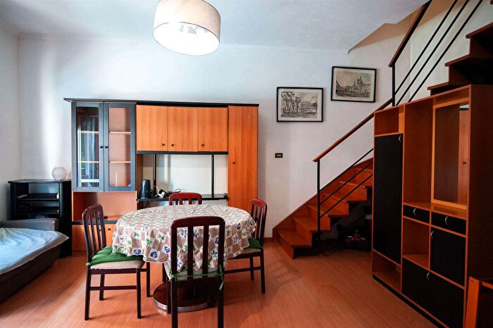 Appartamento trilocale in vendita in Via Emilio Longoni, Roma