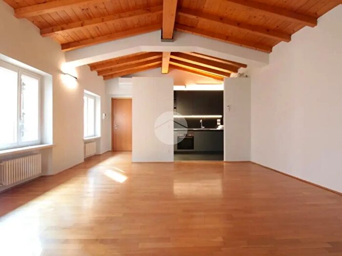 Appartamento trilocale in affitto in Via San Vitale, Verona