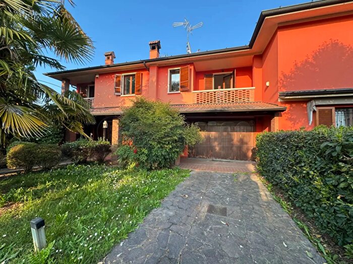 Casa quadrilocale in vendita in Viale Lombardia, Izano