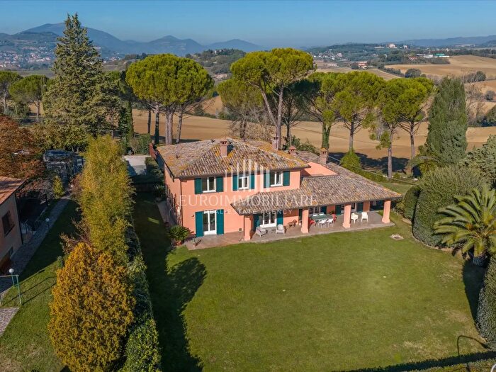 Casa con 20 locali in vendita in Str Fabrianese, Perugia