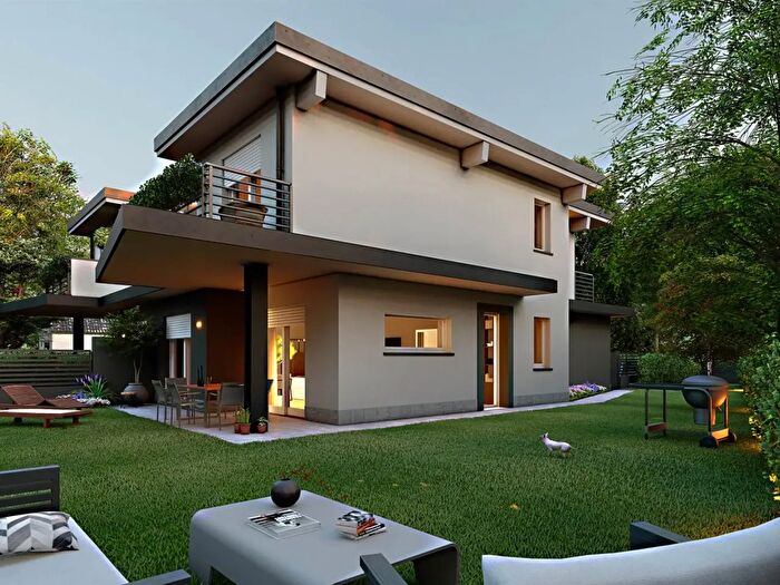 Casa con 8 locali in vendita in Via Bolzano, Modena