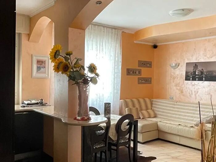 Appartamento trilocale in affitto in Via Zeffiro Massa, Sanremo