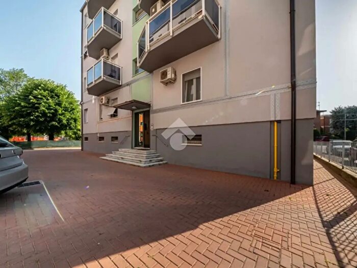 Appartamento trilocale in vendita in Via G Bertoni, Modena